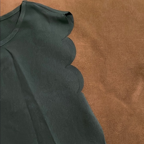 NEW Green Scallop Detail Sleeveless Top - Picture 4 of 7